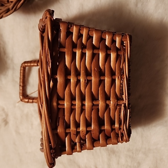 VINTAGE ๐งบ BASKETS VARIOUS SIZES & DESIGNS - Picture 6 of 15